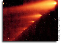Spitzer Telescope Sees Trail of Comet Crumbs