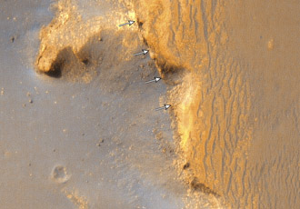 enhanced-color view of the eastern rim and floor of Victoria Crater