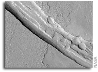Pits, Flows, Other Scenes in New Set of Mars Images