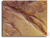ESA Mars Express: Deep fractures on Mars