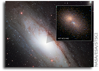 Hubble Zooms in on Double Nucleus in Andromeda Galaxy