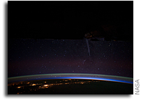 Space Station Photo: Comet Lovejoy Streaks Through the Star-filled Night Sky Over Chile