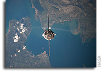 Photo: Graceful Cargo Droid Approaches Orbital Outpost 